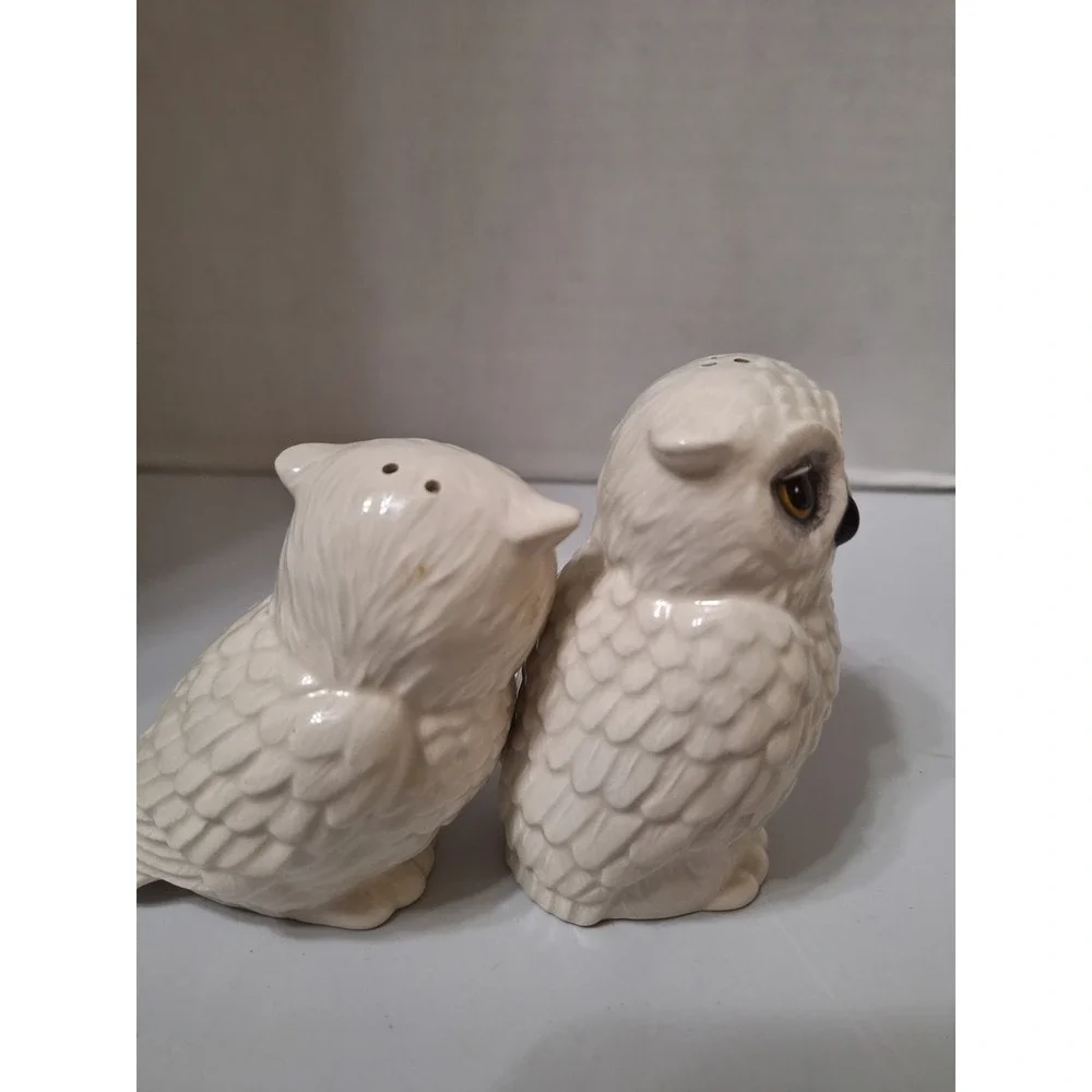 Edie Rose House Ehite Owl Salt & Pepper Shakers‎ Winter Cabin Collectible
